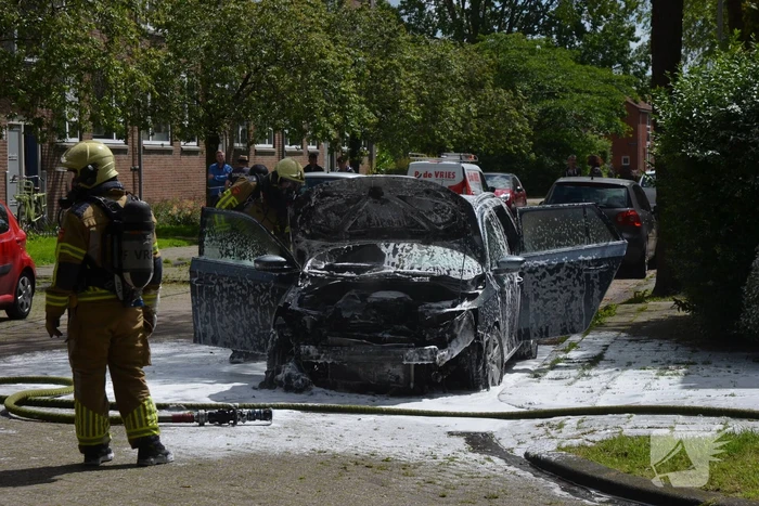 Auto brandt uit voor woning