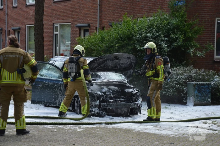 Auto brandt uit voor woning