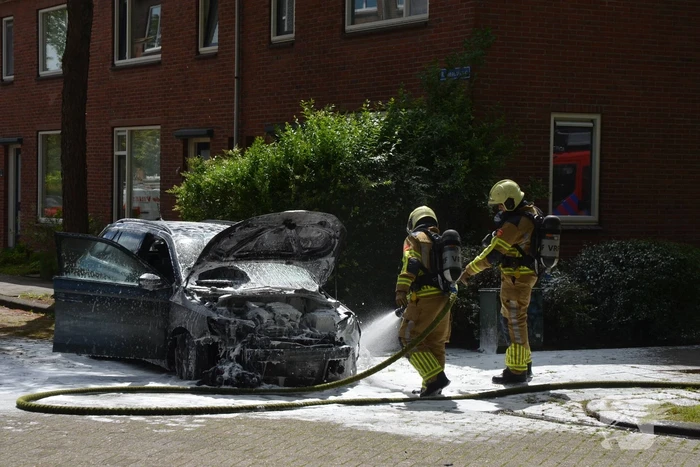 Auto brandt uit voor woning