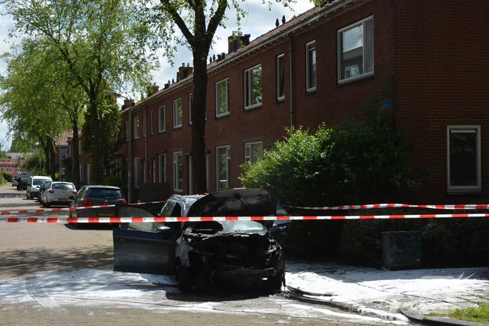 Auto brandt uit voor woning