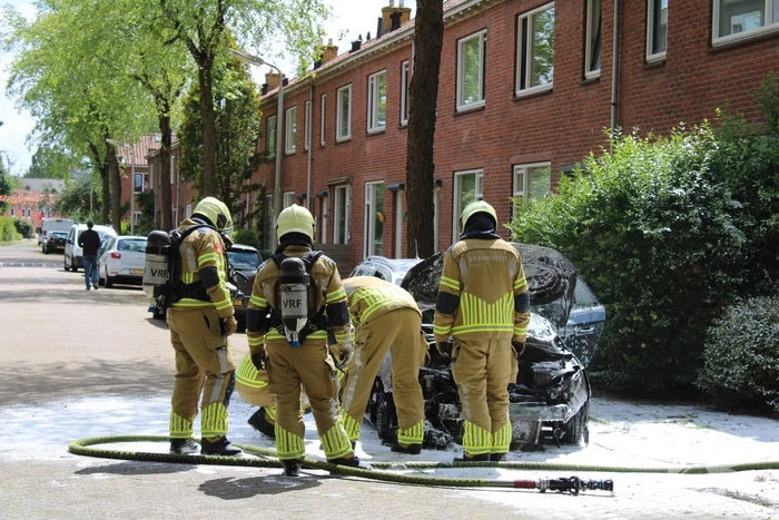 Auto brandt uit voor woning