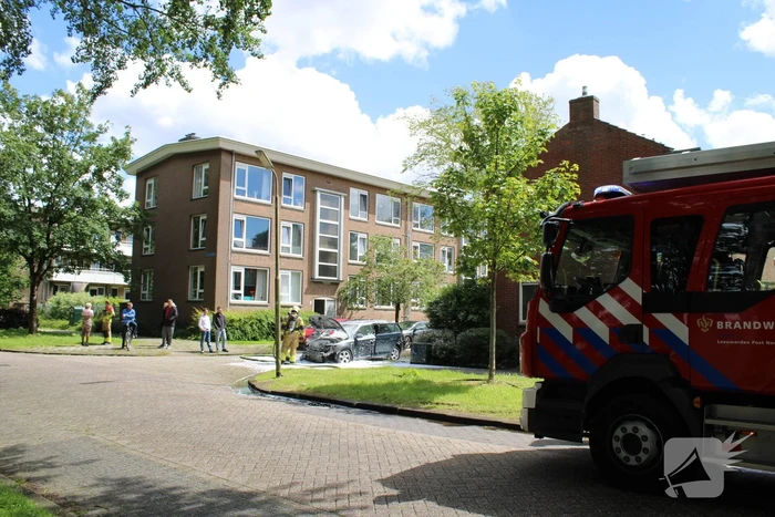 Auto brandt uit voor woning