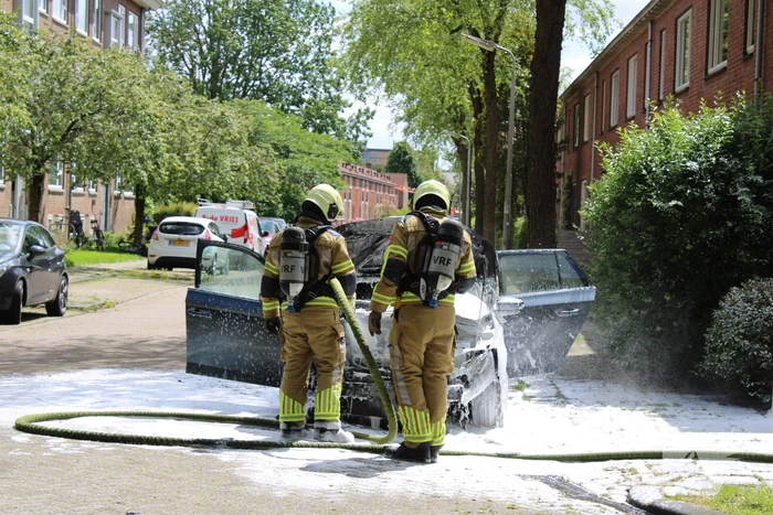 Auto brandt uit voor woning