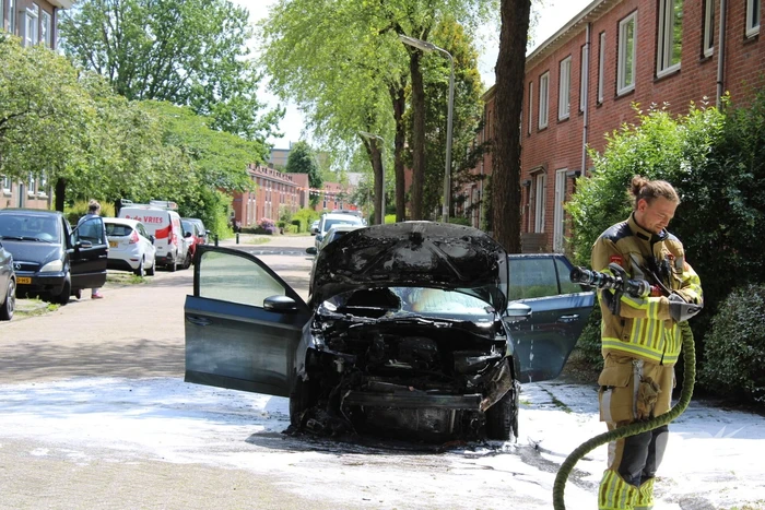 Auto brandt uit voor woning