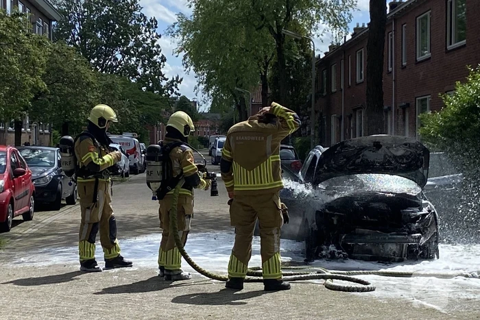 Auto brandt uit voor woning