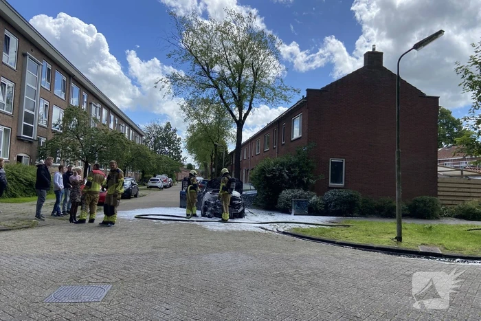Auto brandt uit voor woning