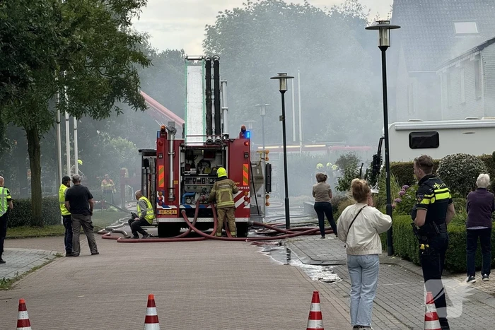 Grote woningbrand moeilijk onder controle te krijgen, rook trekt door woonwijk