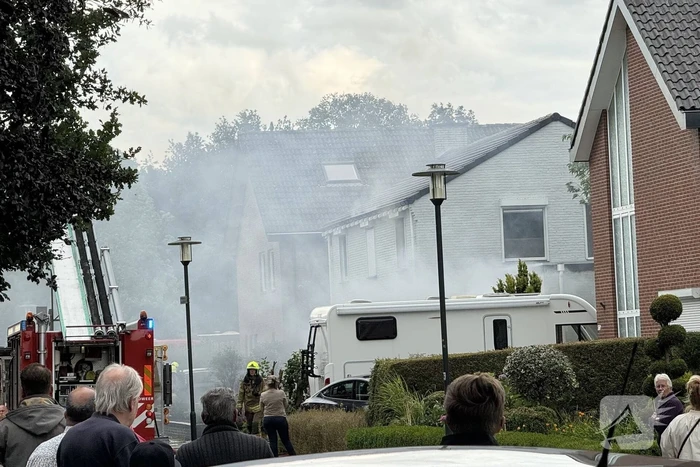 Grote woningbrand moeilijk onder controle te krijgen, rook trekt door woonwijk