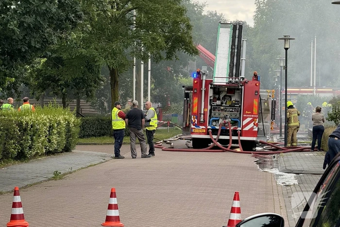 Grote woningbrand moeilijk onder controle te krijgen, rook trekt door woonwijk