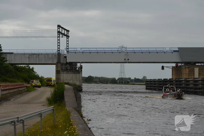 Opvarende zeilboot gewond bij botsing tegen spoorbrug