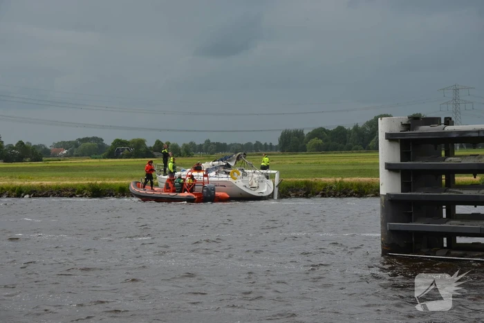 Opvarende zeilboot gewond bij botsing tegen spoorbrug