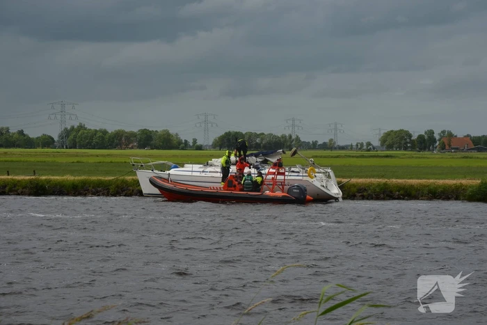 Opvarende zeilboot gewond bij botsing tegen spoorbrug