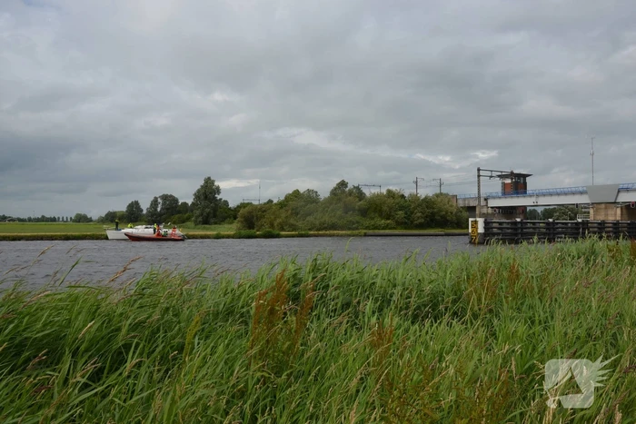 Opvarende zeilboot gewond bij botsing tegen spoorbrug