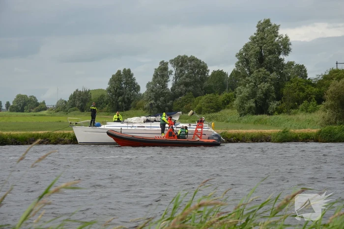 Opvarende zeilboot gewond bij botsing tegen spoorbrug