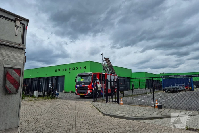 Brandweer onderzoekt brand in opslag