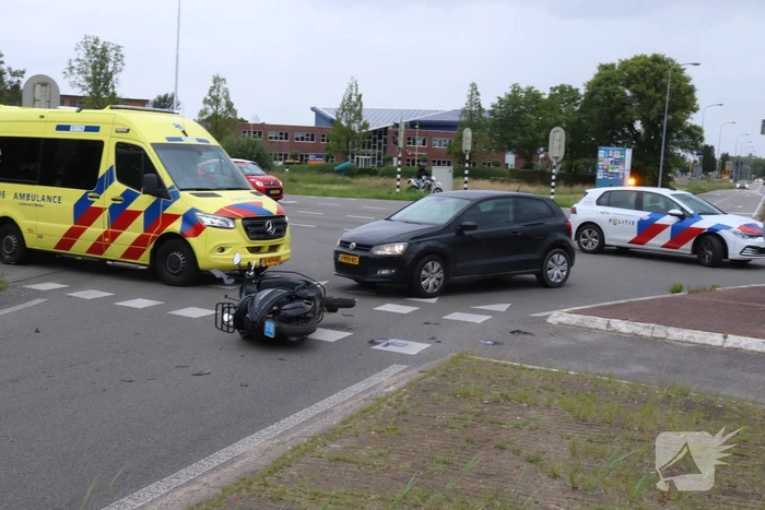 Scooterrijder geschept door automobilist