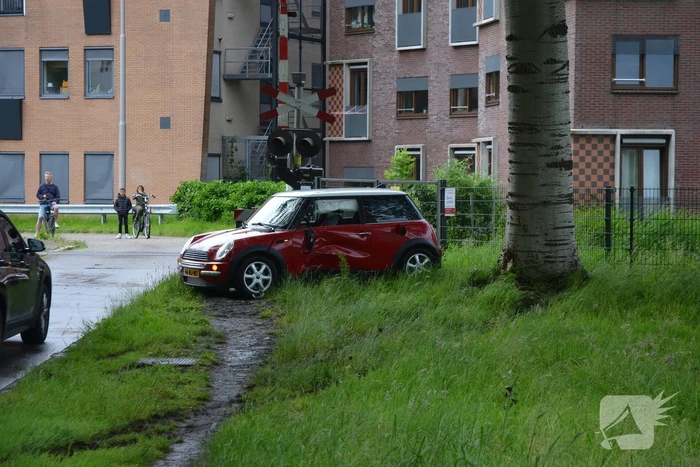 Automobilist crasht tegen boom
