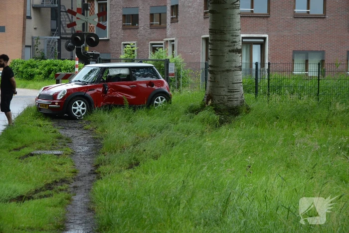 Automobilist crasht tegen boom