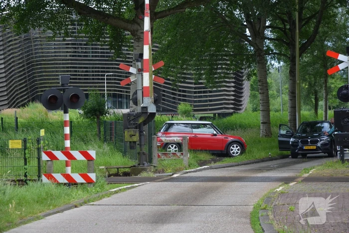 Automobilist crasht tegen boom