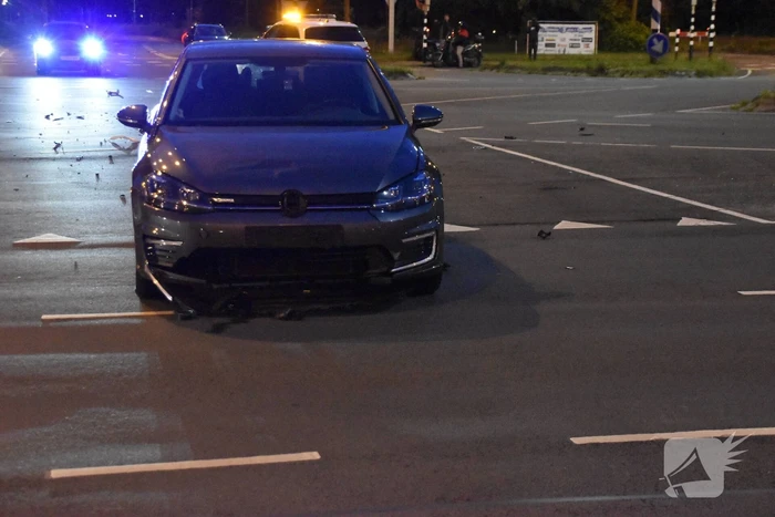 Brommerrijder gewond na frontale botsing met auto