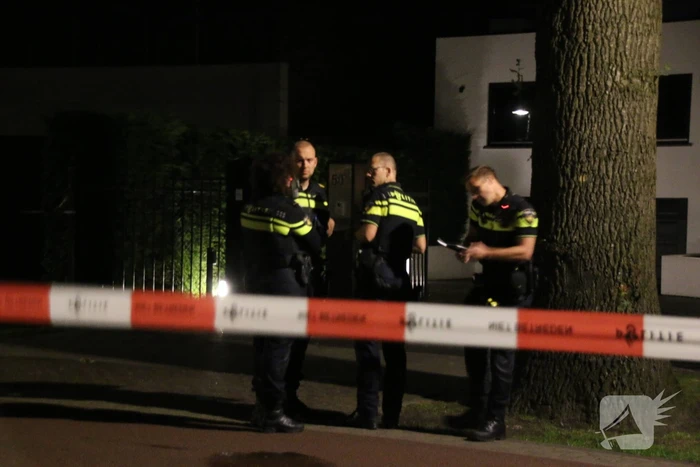 Brand bij huis nadat er een explosief tegen de voordeur wordt gegooid