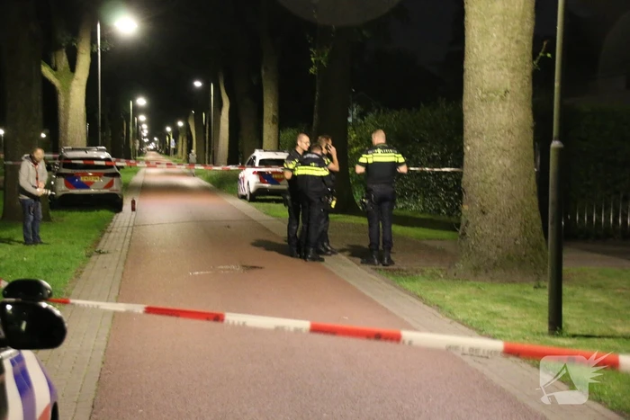 Brand bij huis nadat er een explosief tegen de voordeur wordt gegooid