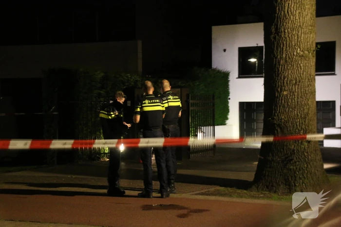 Brand bij huis nadat er een explosief tegen de voordeur wordt gegooid