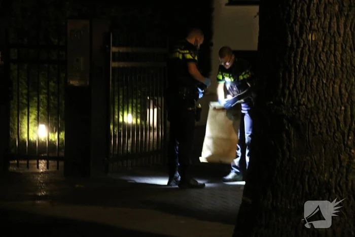 Brand bij huis nadat er een explosief tegen de voordeur wordt gegooid