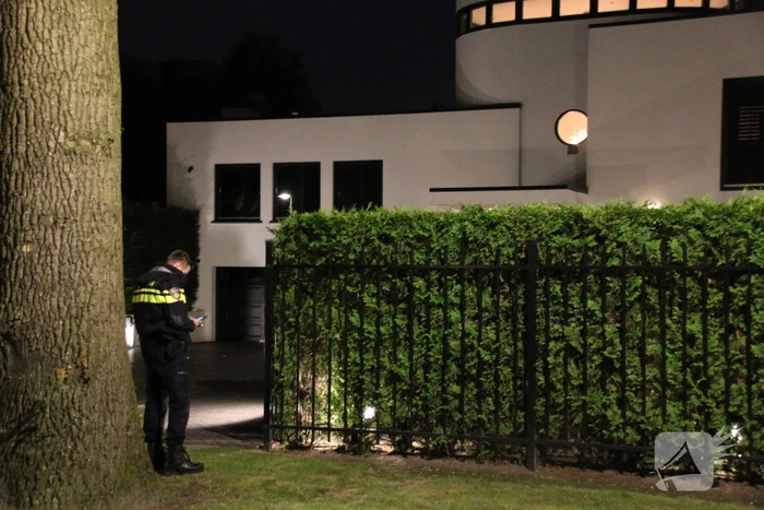 Brand bij huis nadat er een explosief tegen de voordeur wordt gegooid