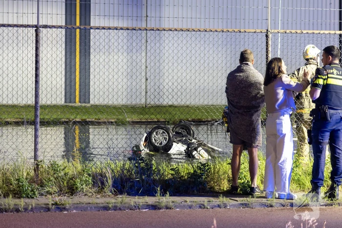 Auto belandt ondersteboven in water