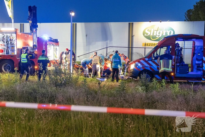 Auto belandt ondersteboven in water