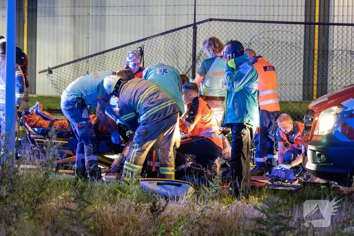 Auto belandt ondersteboven in water