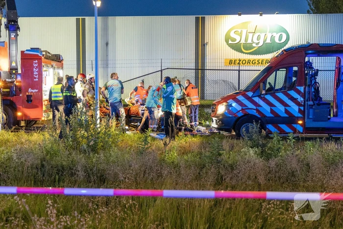 Auto belandt ondersteboven in water