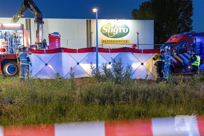Auto belandt ondersteboven in water
