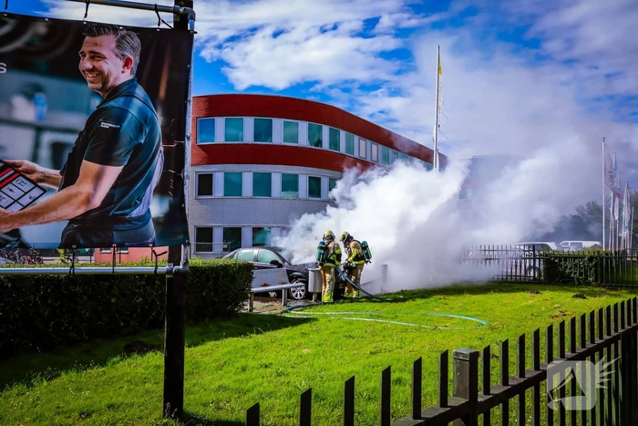 Geparkeerde auto vliegt in brand