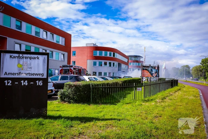 Geparkeerde auto vliegt in brand