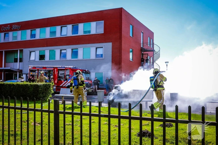Geparkeerde auto vliegt in brand