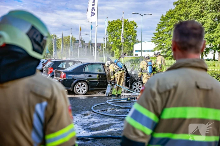 Geparkeerde auto vliegt in brand