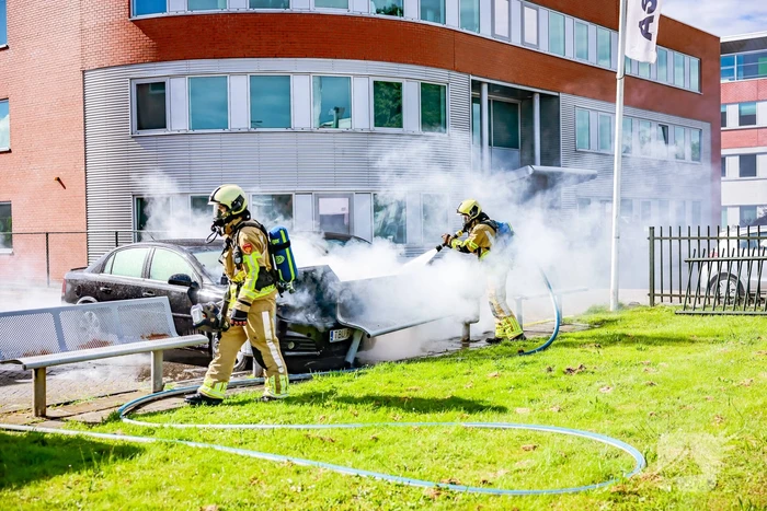 Geparkeerde auto vliegt in brand