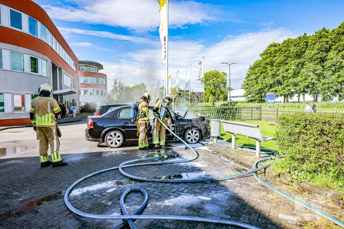Geparkeerde auto vliegt in brand