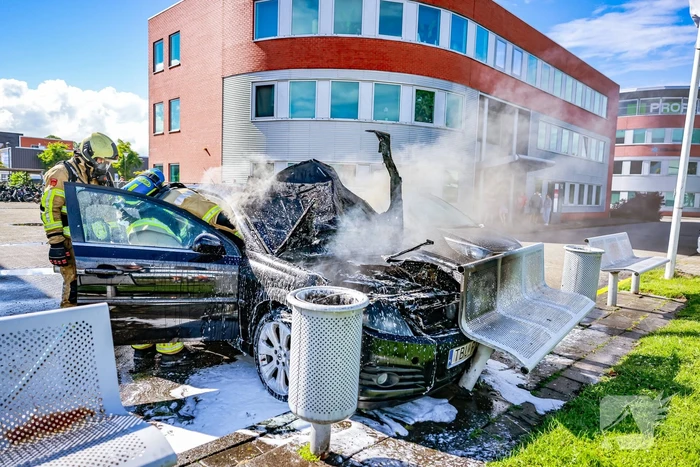 Geparkeerde auto vliegt in brand