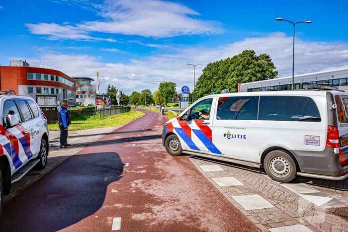 Geparkeerde auto vliegt in brand