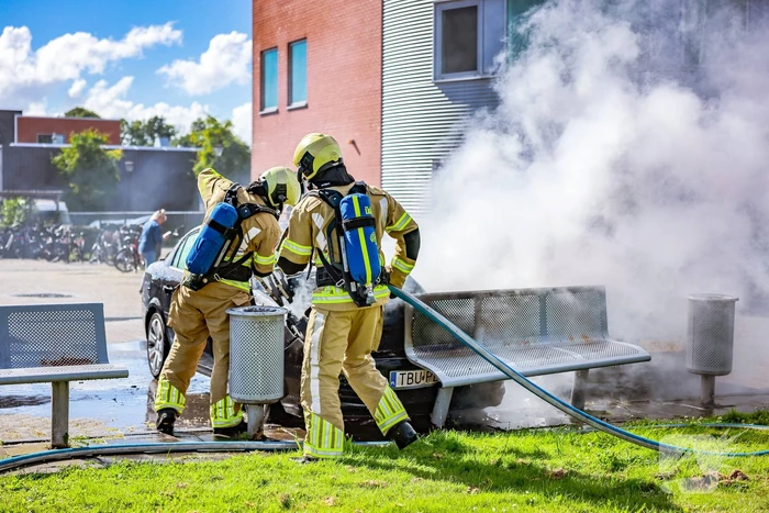 Geparkeerde auto vliegt in brand