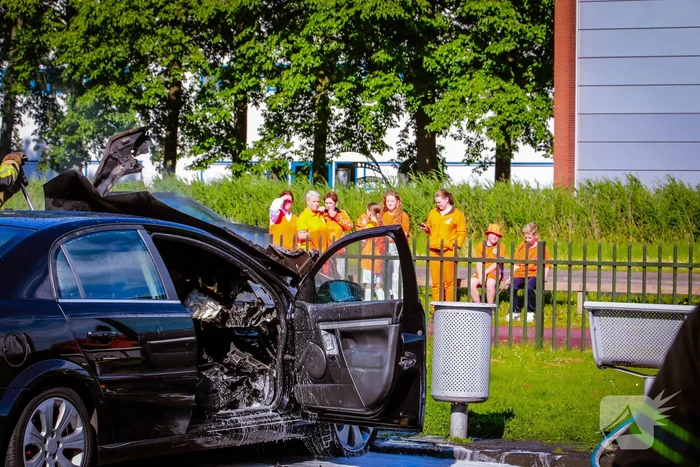 Geparkeerde auto vliegt in brand