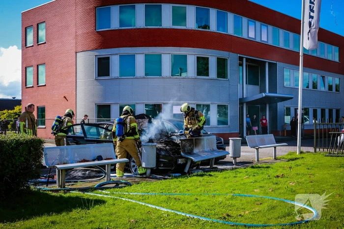Geparkeerde auto vliegt in brand