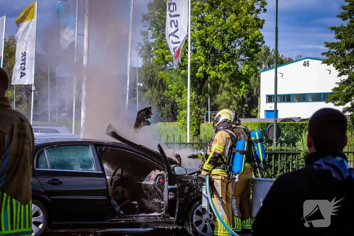 Geparkeerde auto vliegt in brand