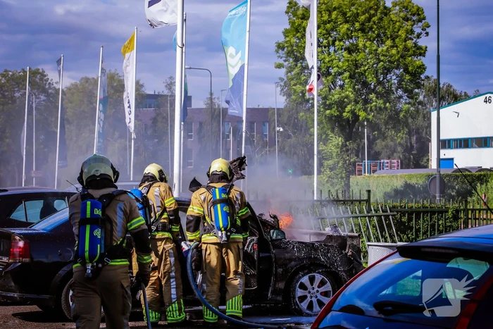 Geparkeerde auto vliegt in brand