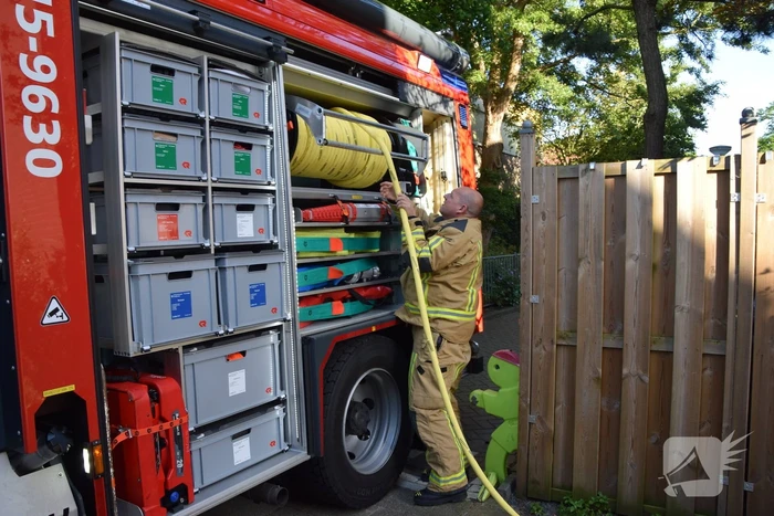 Steekvlam uit barbecue zet boom in brand