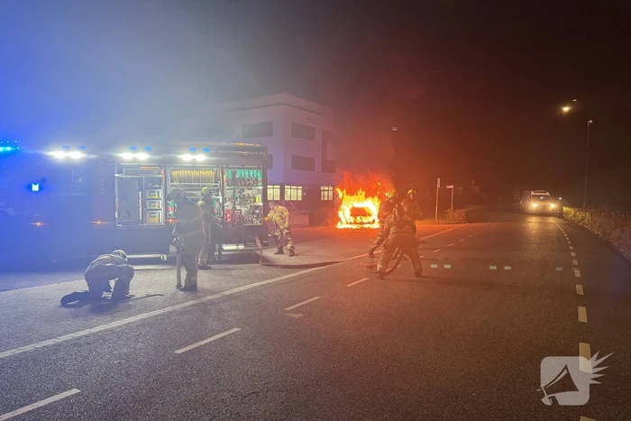 Bestelbus volledig vernield door brand