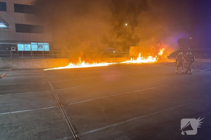 Bestelbus volledig vernield door brand